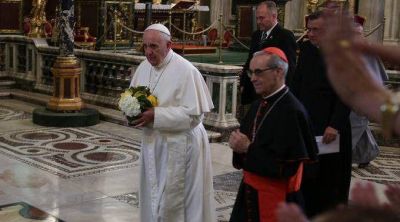 Tras aterrizar en Roma, Francisco fue a una iglesia para agradecer