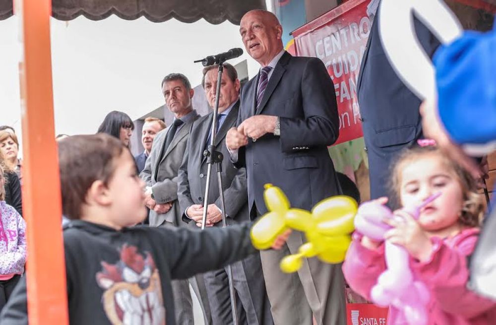 Antonio Bonfatti visit el Centro de Cuidado Infantil de Zenn Pereyra