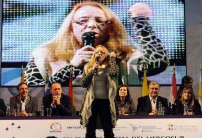 Denuncian que Alicia Kirchner gir� 5 millones de pesos a la Fundaci�n Pensar Santa Cruz