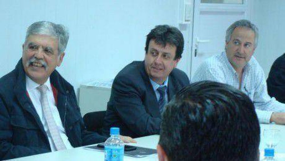 El secretario de obras p�blicas de Tres Lomas se reuni� con Julio De Vido en Bah�a Blanca