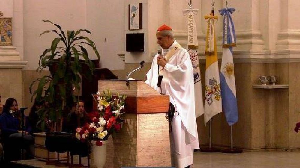 El cardenal Poli alienta al servicio durante la peregrinación a Luján