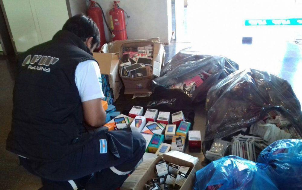 La Afip secuestr� celulares de alta gama por 238.000 pesos