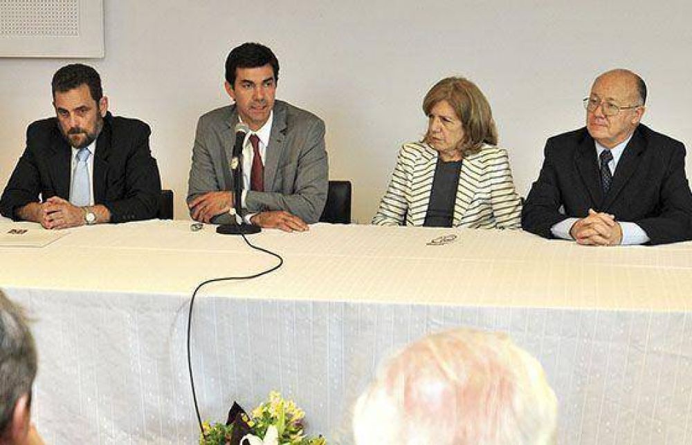 En un encuentro de pol�tica ferroviaria Urtubey consider� clave al transporte para el desarrollo y equidad de Argentina