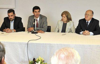 En un encuentro de pol�tica ferroviaria Urtubey consider� clave al transporte para el desarrollo y equidad de Argentina