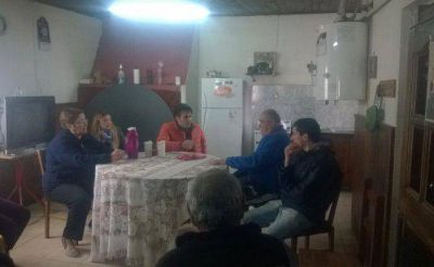 L�pez con vecinos de Quequ�n