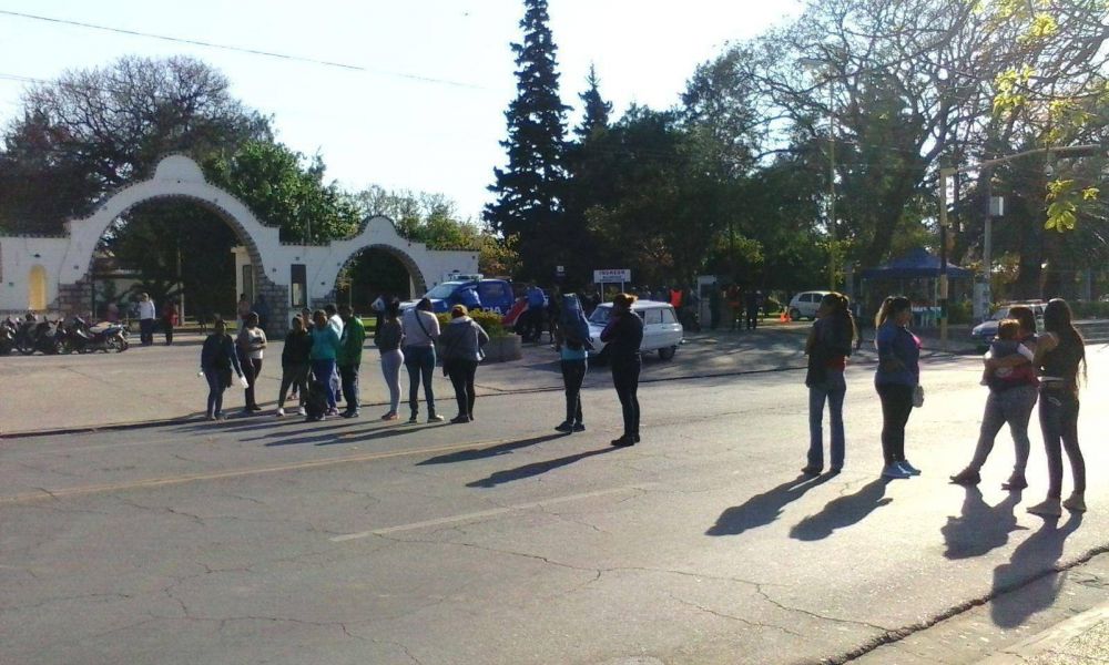 Un grupo de vecinos del asentamiento Magisterio cortan frente al Cape