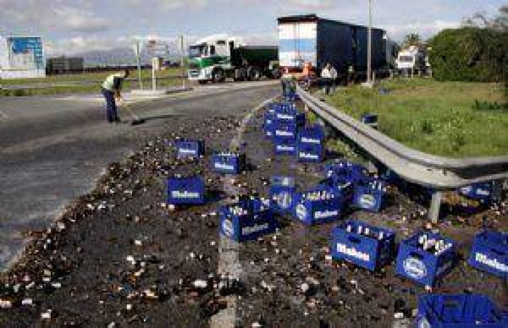 Un cami�n que transportaba cerveza perdi� parte de su carga
