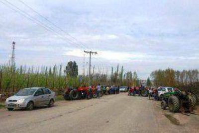 Chacareros sitiaron pozos petroleros en Allen