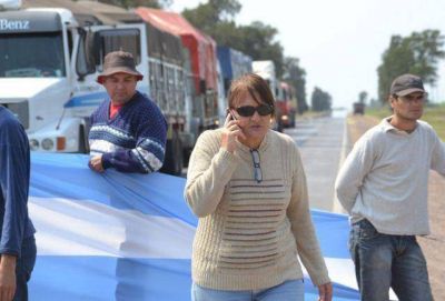 Malestar de comerciantes y transportistas por los continuos cortes de ruta 16