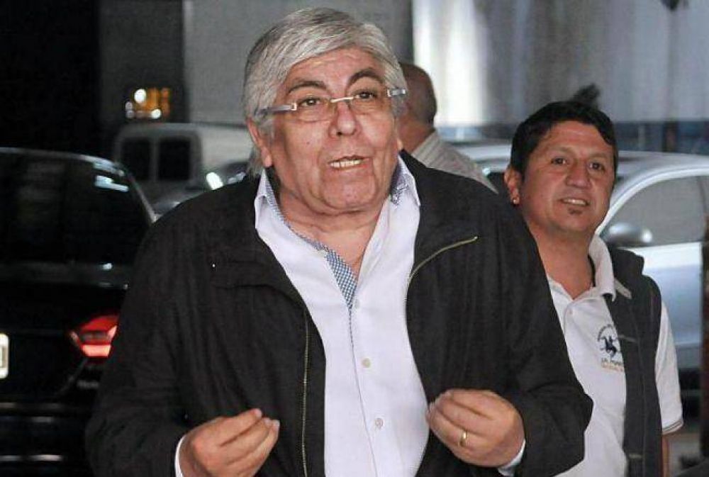 En el cierre de campa�a, Moyano coquetea con todos los candidatos