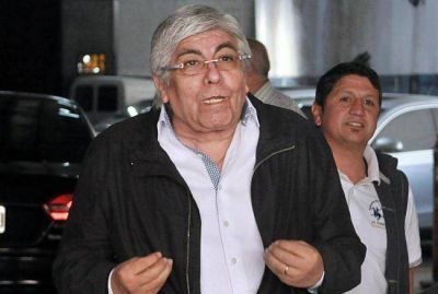 En el cierre de campa�a, Moyano coquetea con todos los candidatos