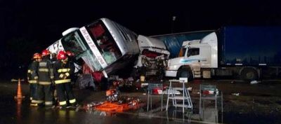 Colectivo sanjuanino choc� en C�rdoba: un muerto y m�s de 20 heridos