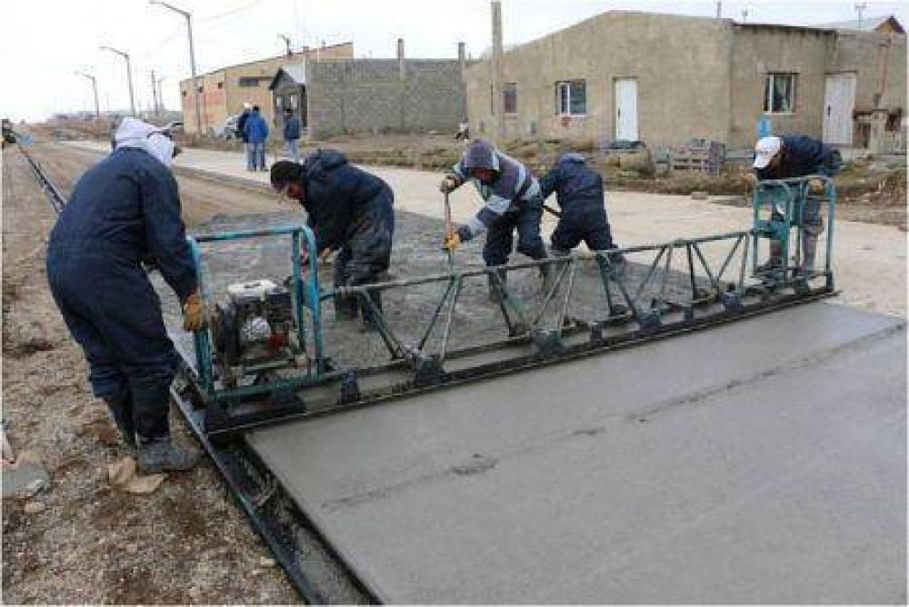 Comenzaron a pavimentar calles en la Chacra XI