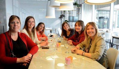 Alvarez Rodr�guez y mujeres candidatas del FPV debatieron sobre pol�ticas p�blicas