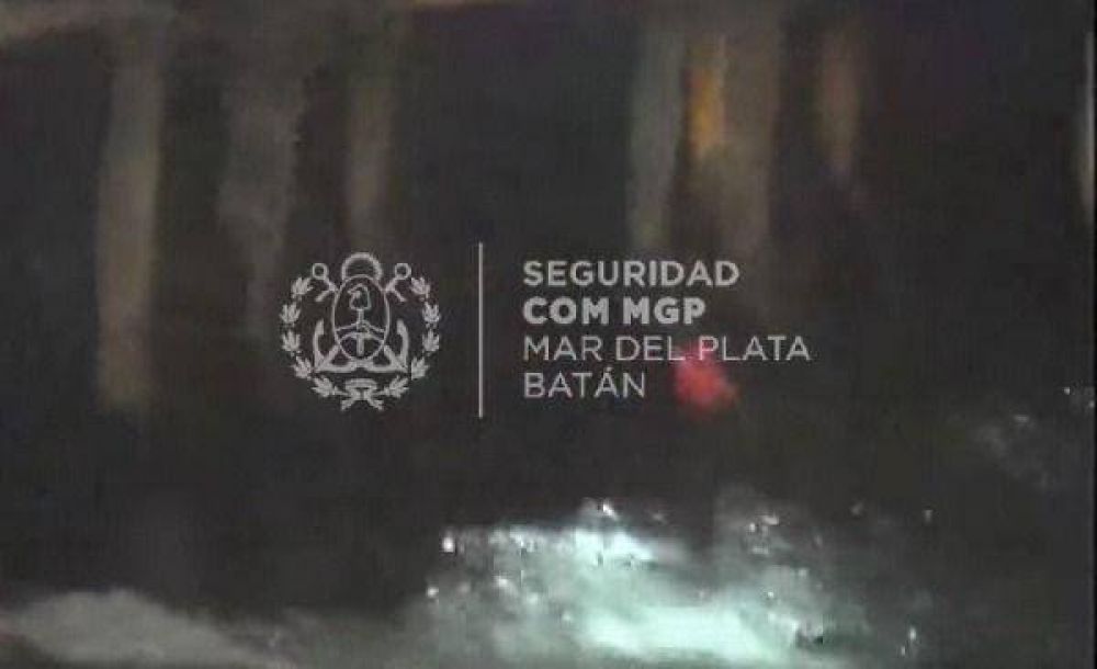 Mir� c�mo rescatan a una mujer que intent� suicidarse en el mar