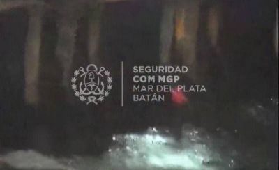 Mir� c�mo rescatan a una mujer que intent� suicidarse en el mar