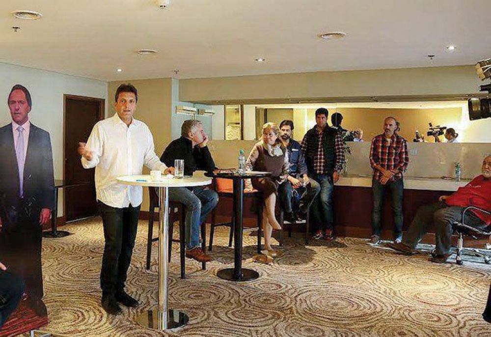 Ante la ausencia oficialista, Massa hizo su ensayo de debate con un Scioli de cart�n