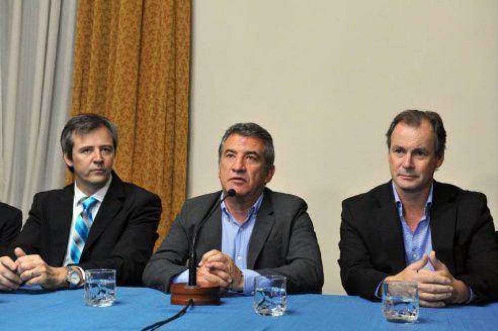Parte una misi�n comercial a Chile encabezada por Urribarri, Bordet y Bahl 