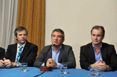Parte una misi�n comercial a Chile encabezada por Urribarri, Bordet y Bahl 