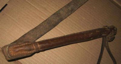 Lo golpe� en la cabeza con cabo de un rebenque y lo incapacit�