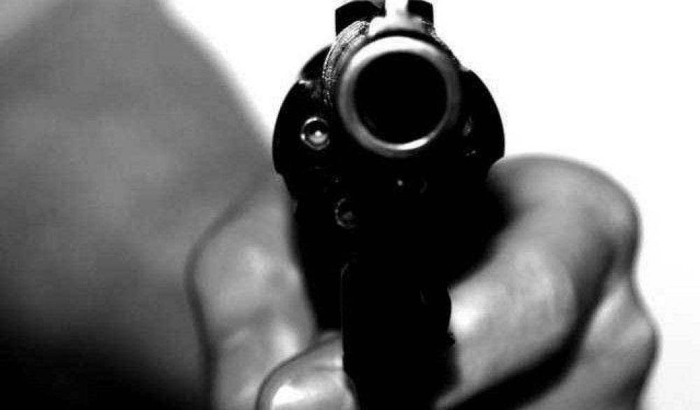 Recibi� un disparo cuando sal�a de la casa de su novia: est� grave
