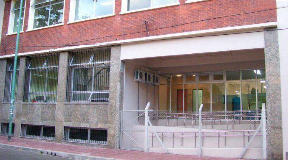 Alerta en Sociales: un hombre recluta alumnas para una red de trata