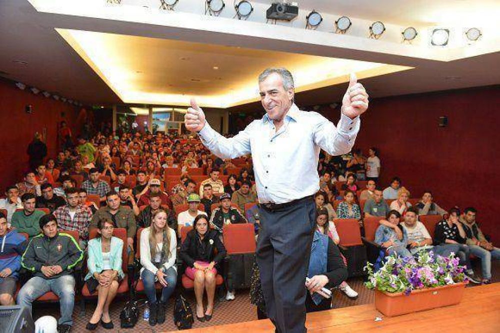 Cariglino destac� el trabajo social hecho en Malvinas Argentinas