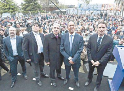 Seguridad y trabajo, ejes de la agenda de campa�a de Scioli
