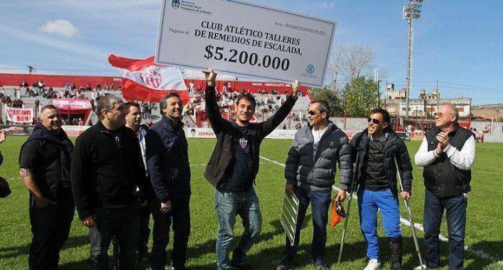 JULI�N �LVAREZ ENTREG� UN SUBSIDIO AL CLUB TALLERES DE REMEDIOS DE ESCALADA