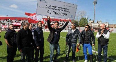 JULI�N �LVAREZ ENTREG� UN SUBSIDIO AL CLUB TALLERES DE REMEDIOS DE ESCALADA