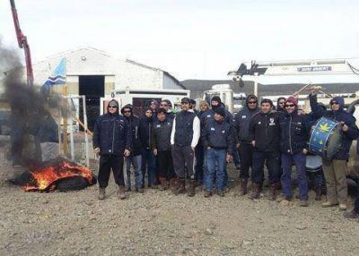 Petroleros contin�an negociando con Sinopec para evitar el paro