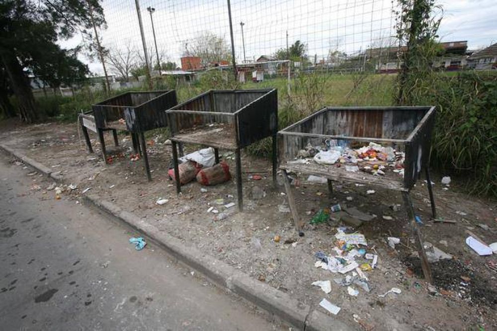 Sigue la batalla para erradicar un basural cr�nico de 122 y 58