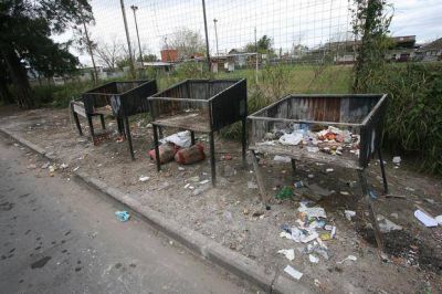 Sigue la batalla para erradicar un basural cr�nico de 122 y 58