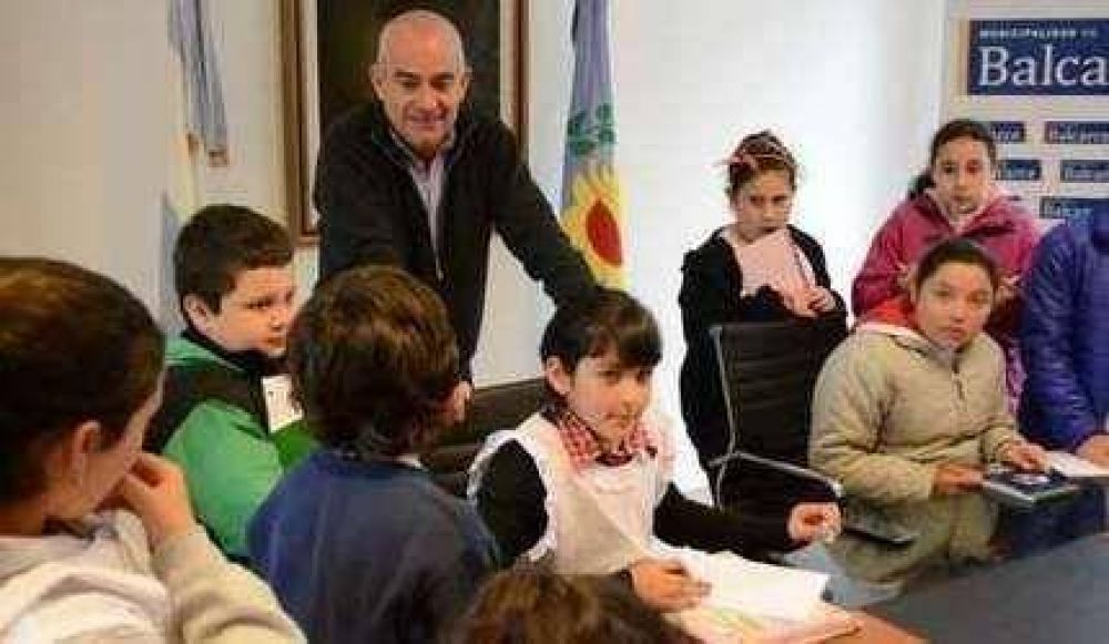 El intendente recibi� a alumnos de dos escuelas