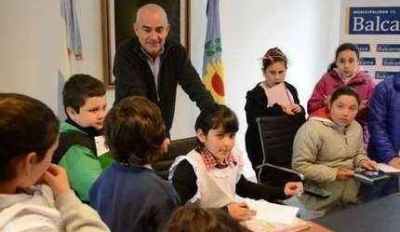 El intendente recibi� a alumnos de dos escuelas