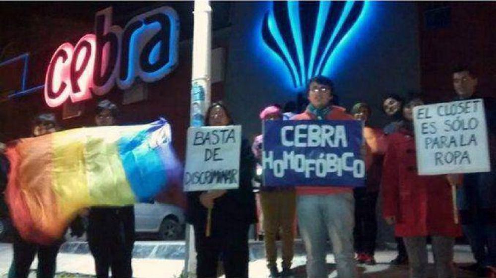 Discriminaci�n en un boliche: la echaron por besarse con otra mujer
