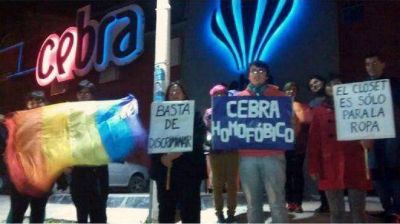 Discriminaci�n en un boliche: la echaron por besarse con otra mujer
