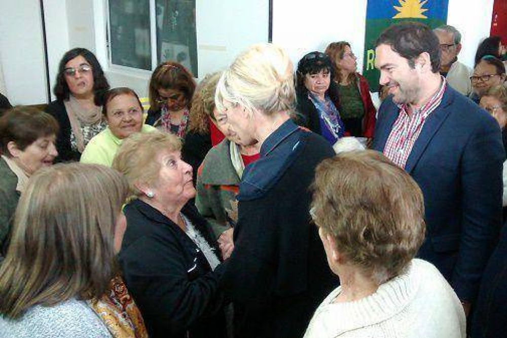 Karina Rabolini y Matas Molle visitaron un centro de jubilados