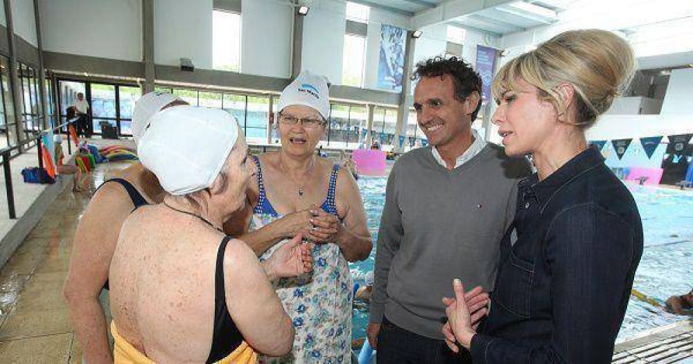 Katopodis recibi� a Karina Rabolini en el Complejo Natatorio Municipal