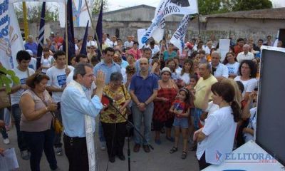 Corte de cinta con vecinos por 600 metros de nuevo pavimento