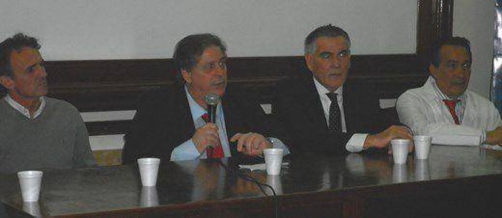 Castagneto, Collia y Katopodis, junto al Dr. Lanza en el Hospital Eva Per�n