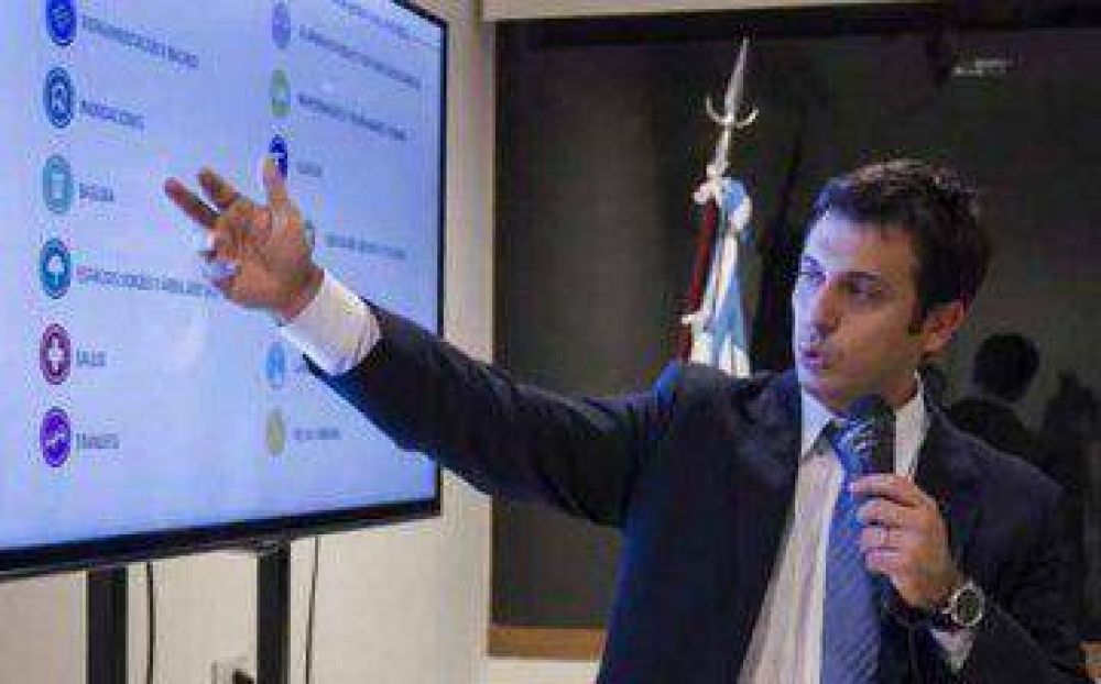  Juli�n �lvarez entreg� subsidio al club Talleres