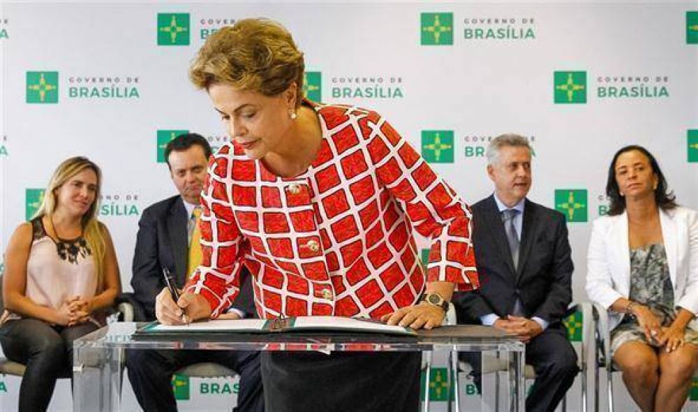 Petrobras acusa los golpes y recorta otra vez sus inversiones