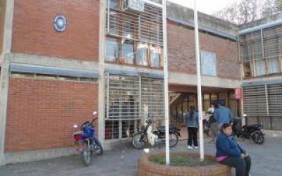 No pudo tramitar el DNI y rompi� un vidrio del Registro Civil
