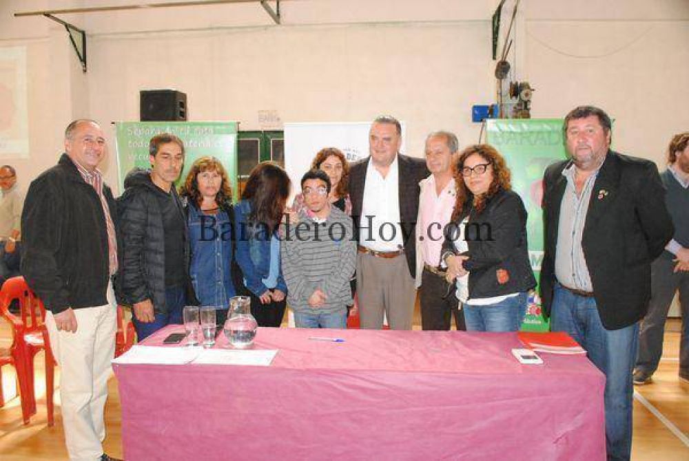 Carossi entreg� subsidios escolares por 2.4 millones de pesos.