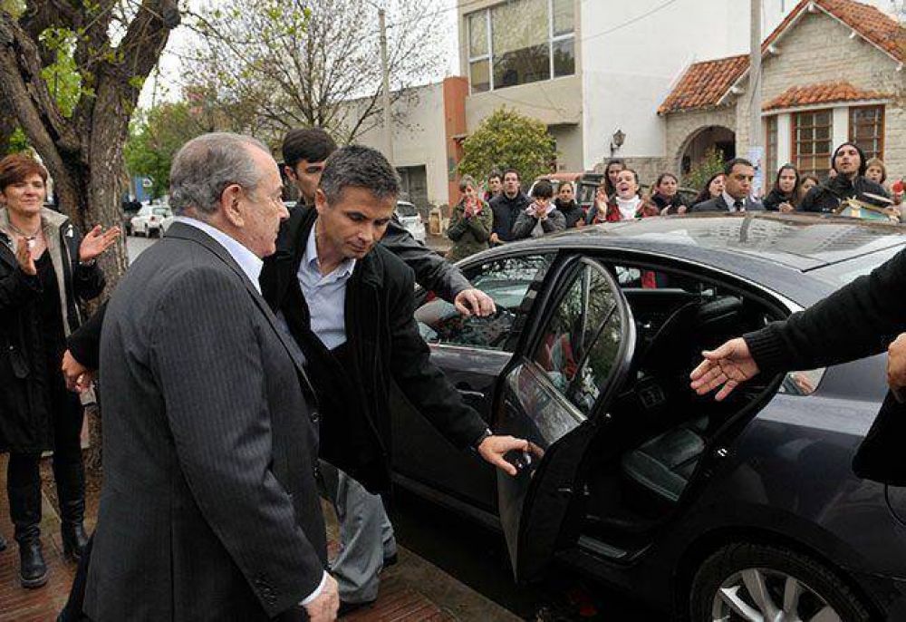 Monotributistas protestaron cuando Jorge inauguraba obras en la Subsecretar�a de Trabajo