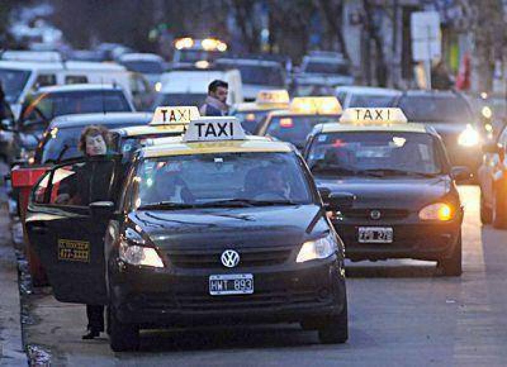 El Concejo empieza a debatir el pedido de aumento de los taxistas