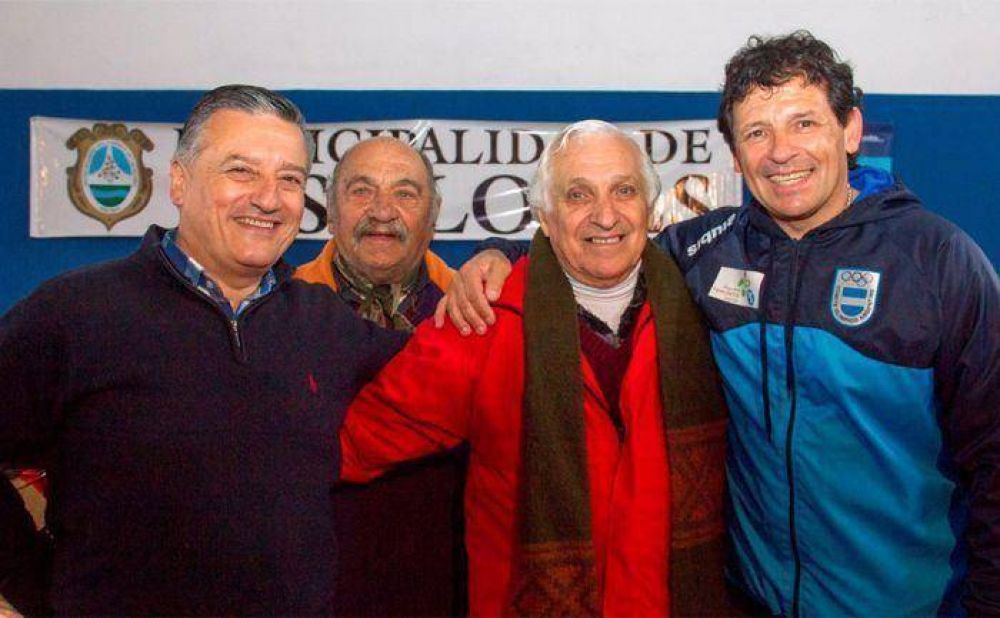 Juan Curuchet entreg� becas y don� material deportivo a escuelas de Las Flores