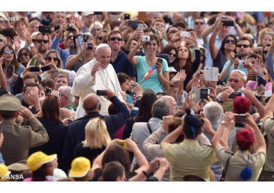 La familia es una red que libera de las aguas del abandono, el Papa en su catequesis