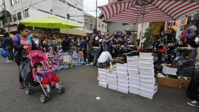 Manteros: due�os de veredas y de la calle en pleno Flores